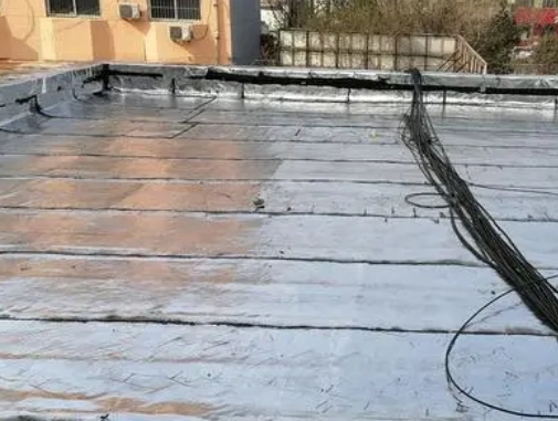 钟祥卫生间漏水维修公司分享下钟祥屋面楼顶防水刚性防水层施工要点。